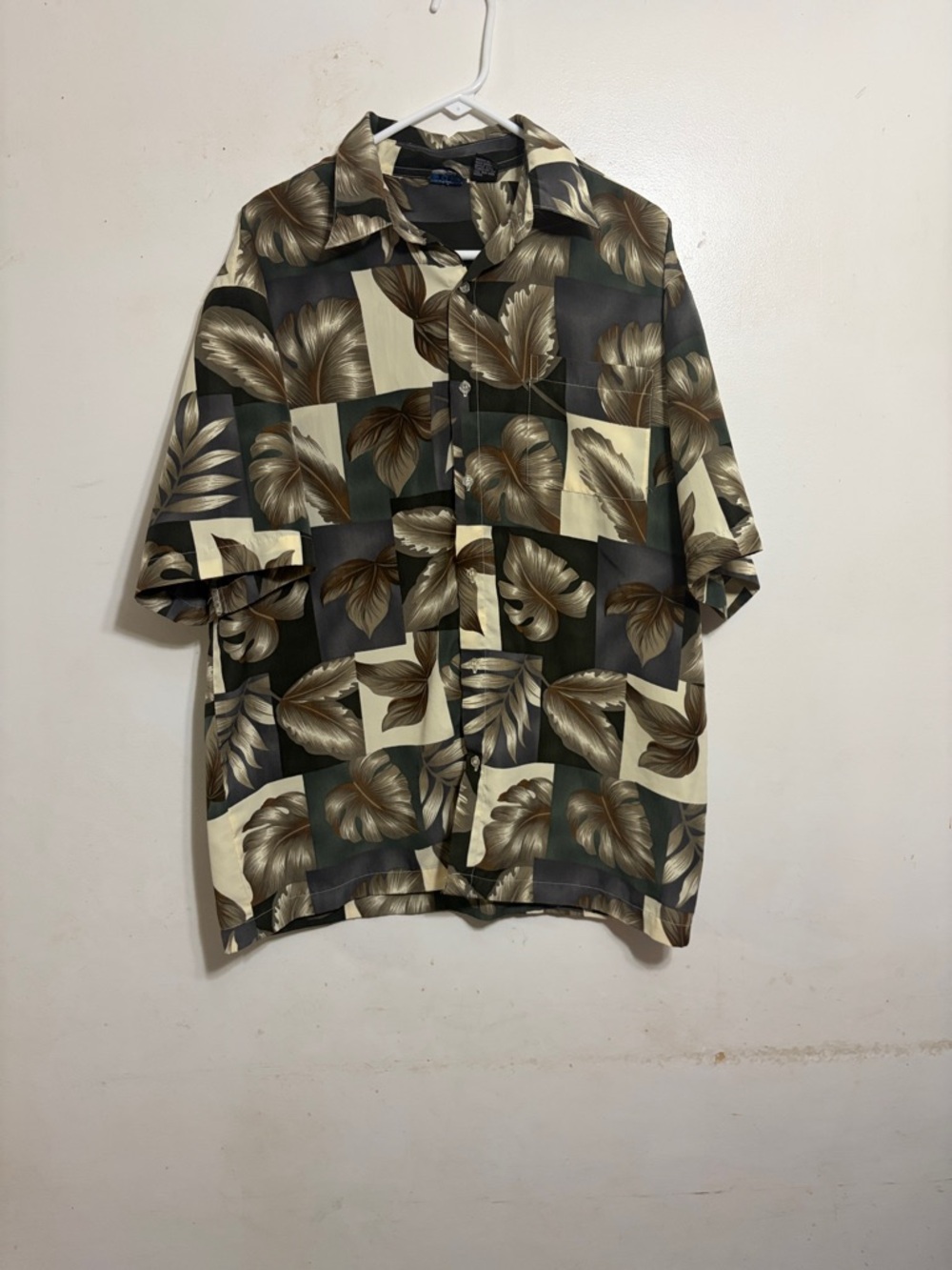 Men's Short-Sleeve Tropical Print Dress Shirt in Brown and Green